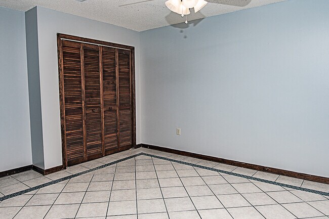 Building Photo - 116 Walker Cir E