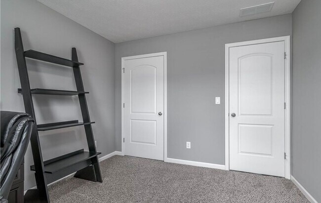 Building Photo - 3BR/2BA Home with Two Car Garage, Fenced B...