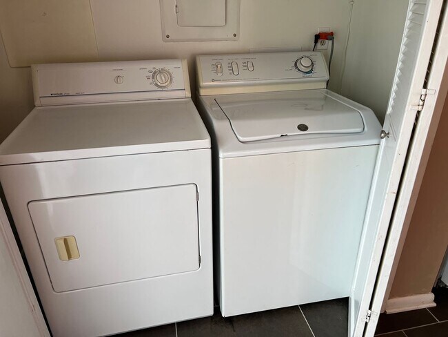 Building Photo - 805 Castalia Dr