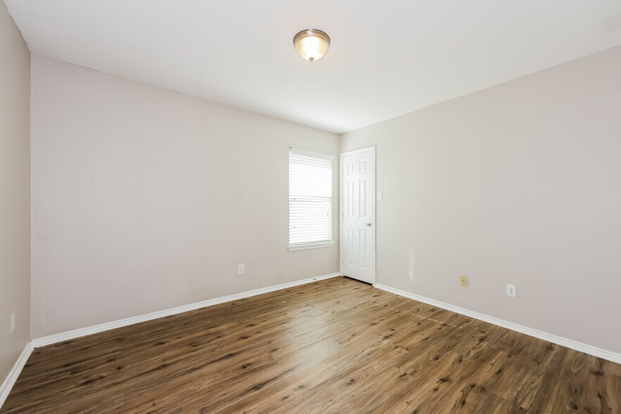 Building Photo - 3020 Meadowbrook Dr