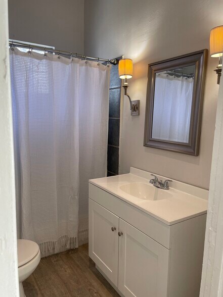 Bathroom - 810 Aganier Ave