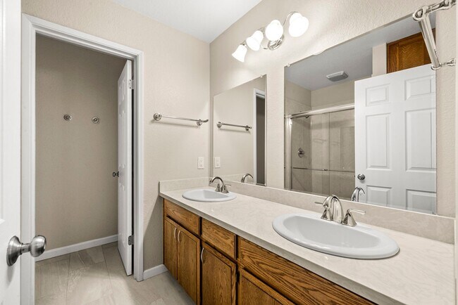Building Photo - Beautiful 3-bedroom, 3-bathroom townhome  ...
