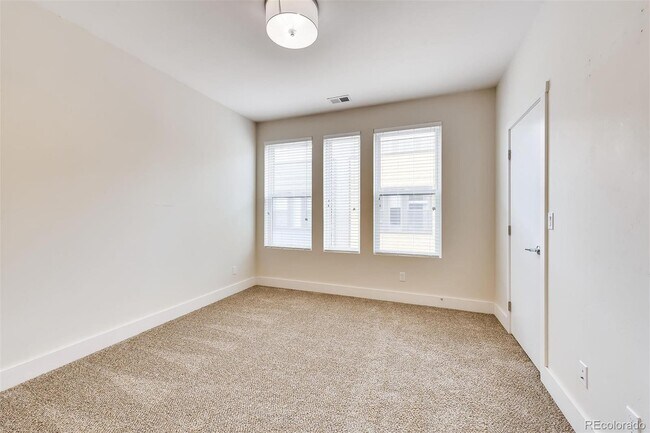 Building Photo - Immediate Availability! Stunning Modern lu...