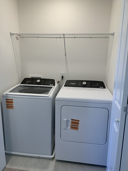 Building Photo - 7133 Mapleside Ln