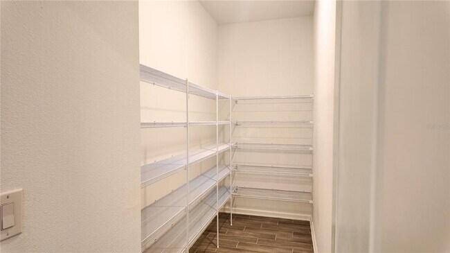 Building Photo - 6366 Lakepine St