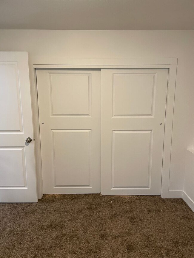 Building Photo - 3 bedroom, 1 bath unit. Newly Remodeled.