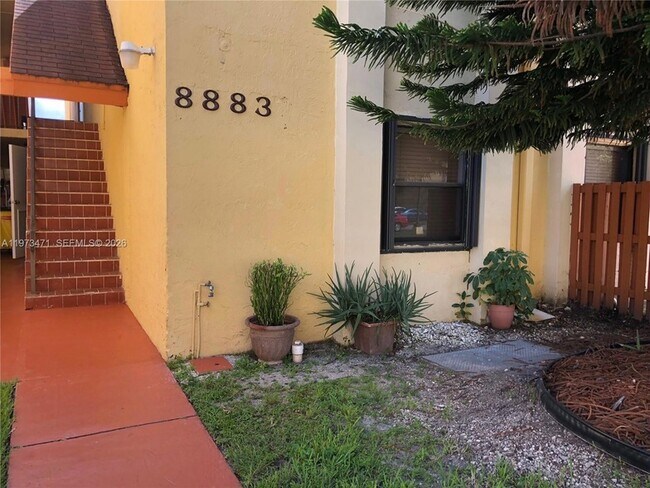 Building Photo - 8883 Fontainebleau Blvd