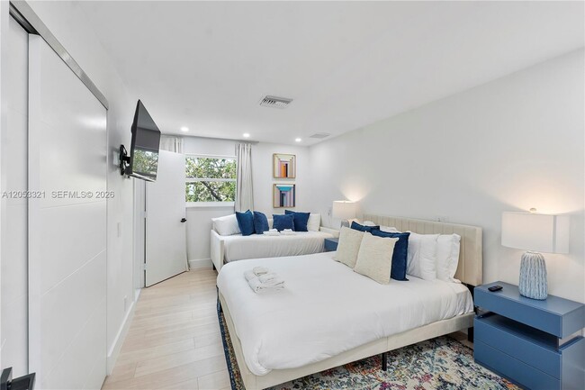 Building Photo - 3261 Seaward Dr