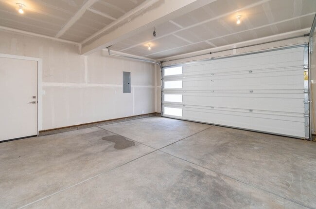 Building Photo - 21 NE Cessna Dr