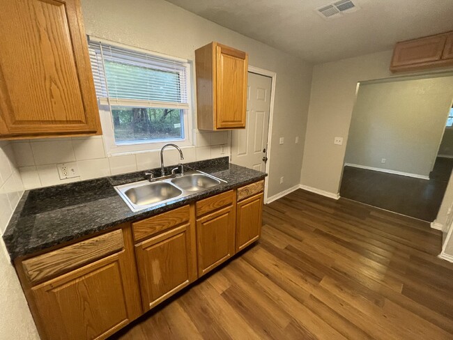 Building Photo - 2 Bed, 1 Bath Home