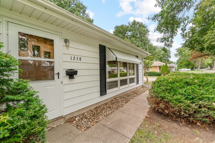 Building Photo - 1238 S Hill Dr