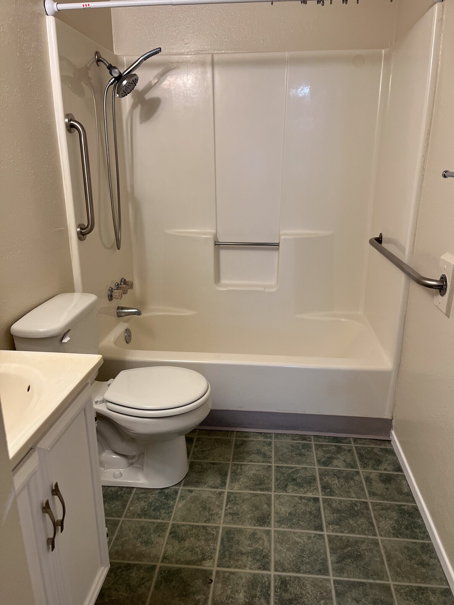 Bathroom. - 2667 Lakeshore Blvd