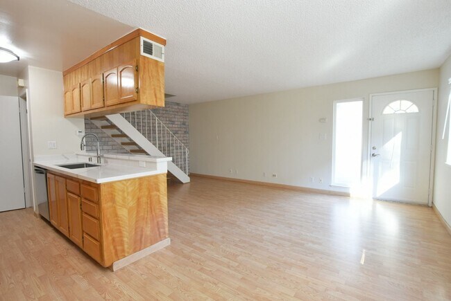 Building Photo - Bright and Updated 2 Bedroom 1 Bath Condo in Cambrian Area