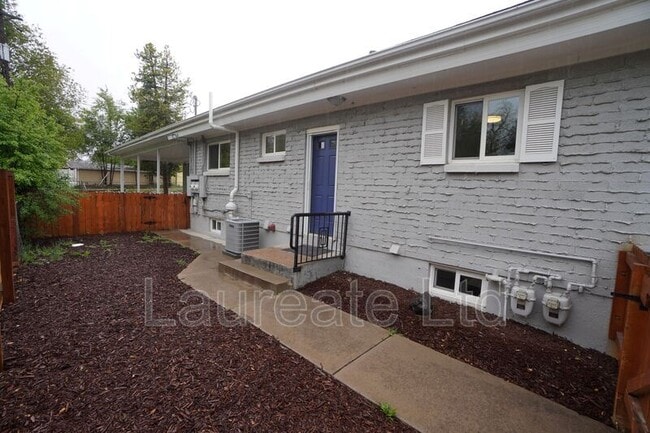 Building Photo - 2258 W Maplewood Ave