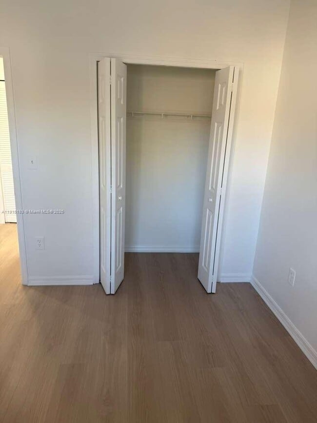 Building Photo - 1300 SE 31st Ct