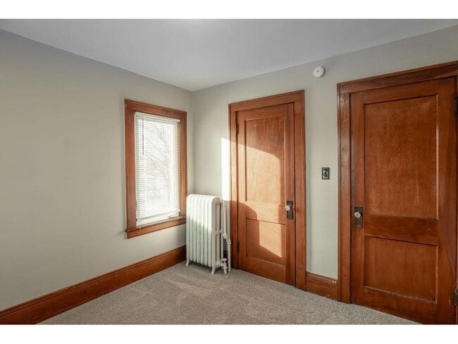 Building Photo - 890 Arkwright St N