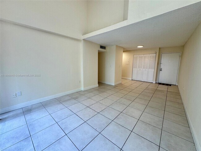 Building Photo - 8810 Fontainebleau Blvd