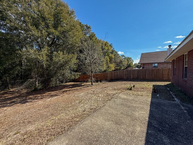 Building Photo - 3 Bedroom 2 Bath Brick Home in Milton!