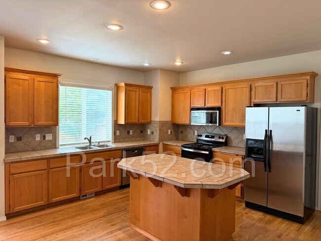 Building Photo - Puyallup 4 Bedroom 2.5 Bath Single Family Home