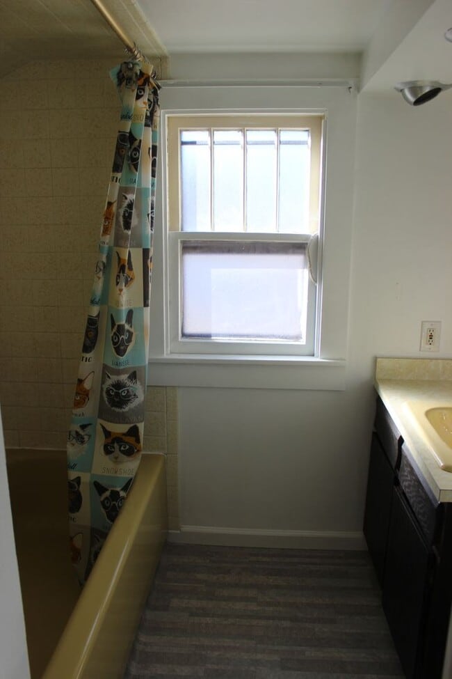 Building Photo - LARGE 3 bedroom in Old Broadmoor