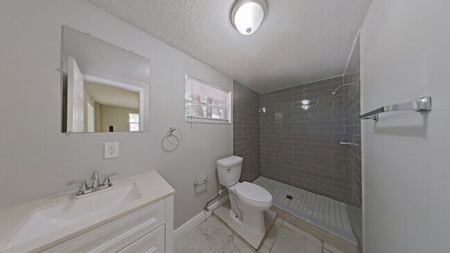 Building Photo - Unique 4/2 with In-law Apartment