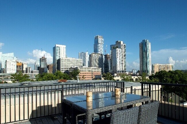 Building Photo - Luxury 1 Bed, 1.5 Bath Loft with Spectacular Downtown City Views