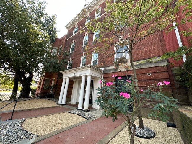 Primary Photo - 515 Seward Sq SE