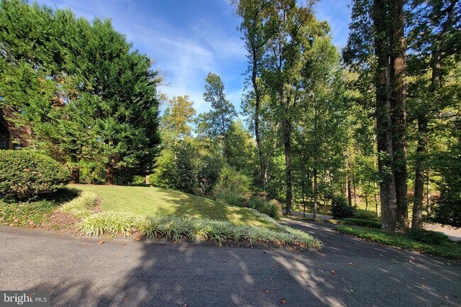 Building Photo - 1854 Valley Wood Rd