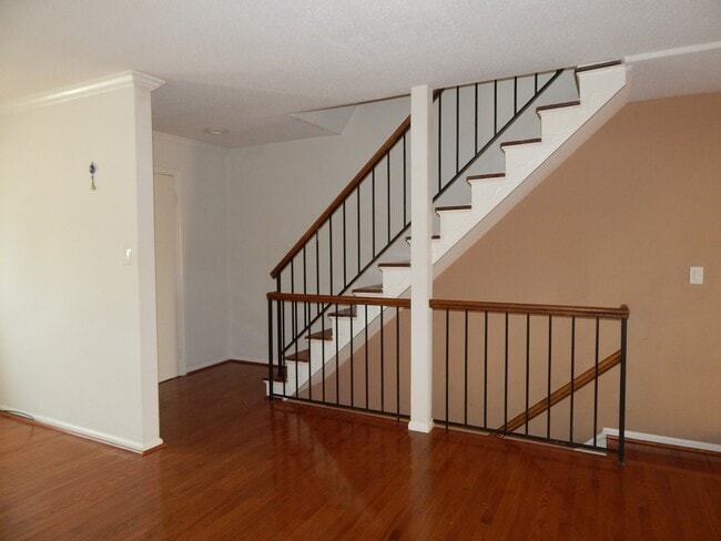 Building Photo - Fabulous TH with Garage! Great Location!
