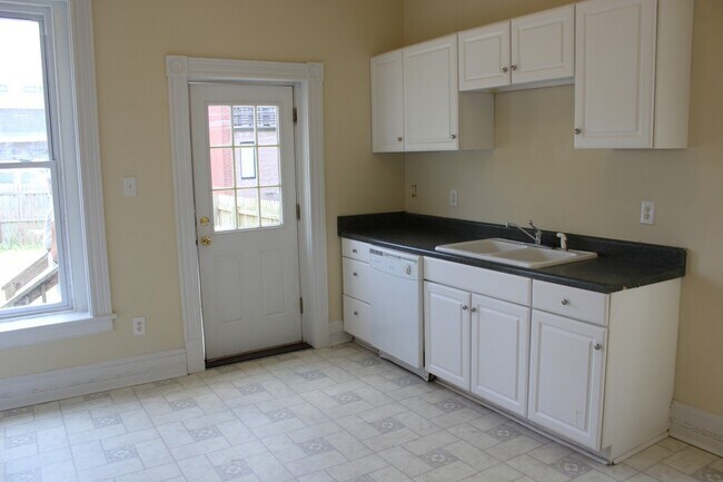 Building Photo - Spacious four bedroom, two full bath Fan/VCU area home. Available in August.