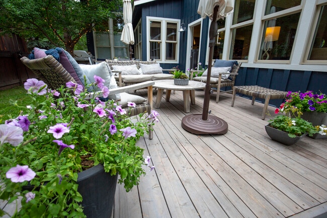 Building Photo - 405 Meadow Ct