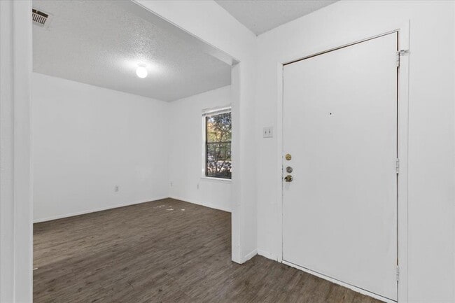 Building Photo - 6300 London Dr