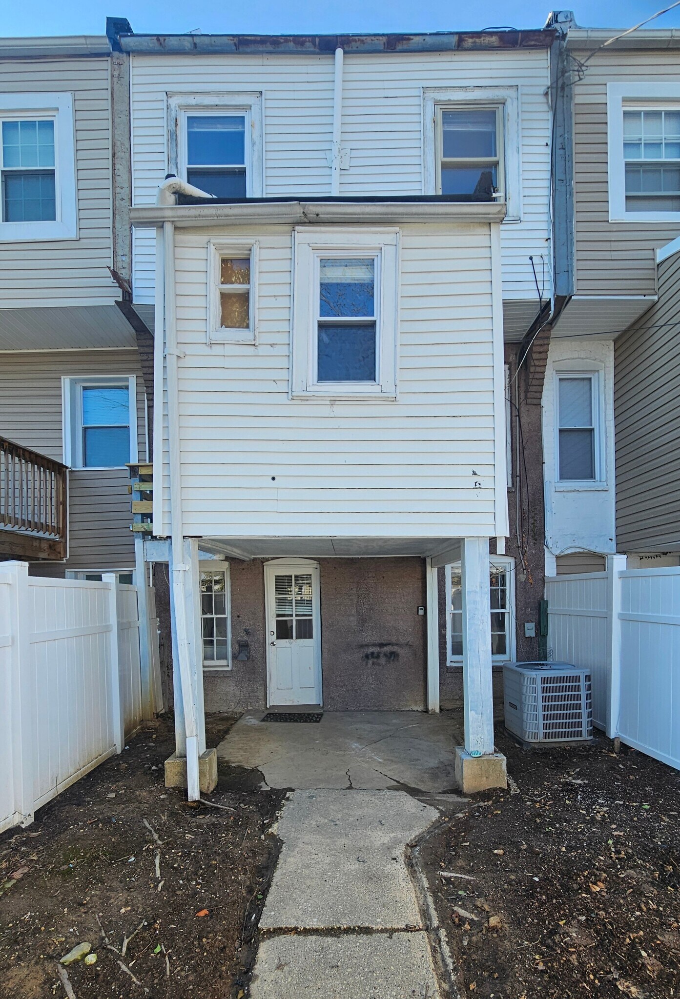 Building Photo - 4633 Kernwood Ave