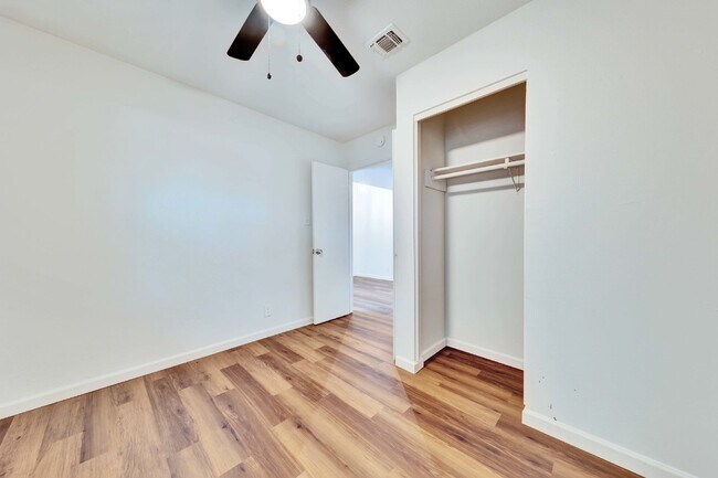 Building Photo - "Charming 2 Bed Apartment in Austin, TX wi...