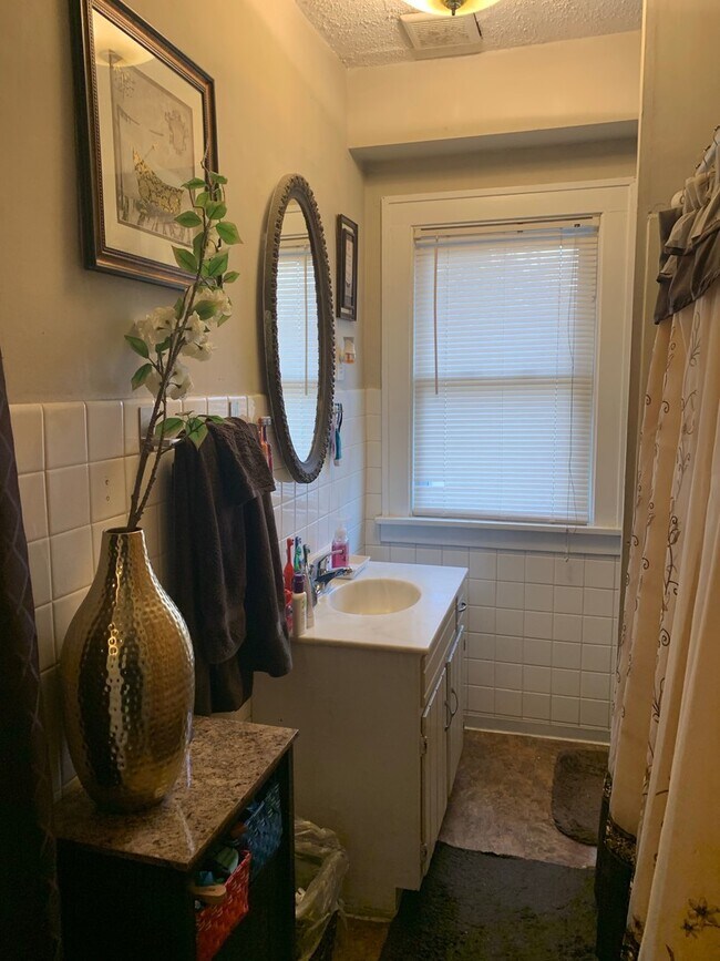 Building Photo - Spacious 3 Bedroom 1 Bath Unit in North Mi...