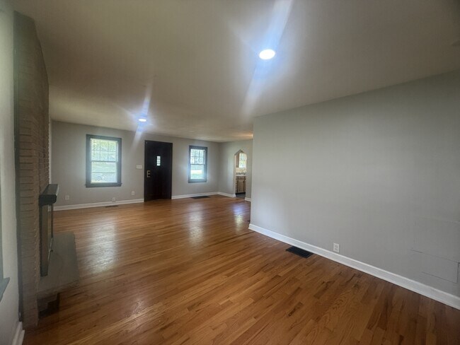 Building Photo - 515 W Southside Blvd