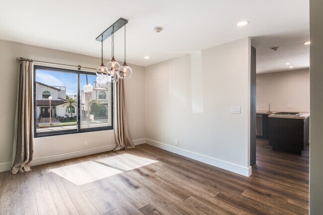 Building Photo - 718 S Catalina Ave