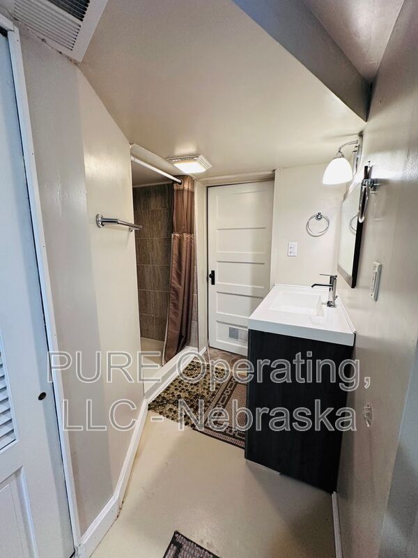 Building Photo - 830 S 54th St