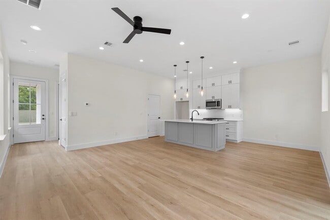 Building Photo - 6139 W Forest Dr