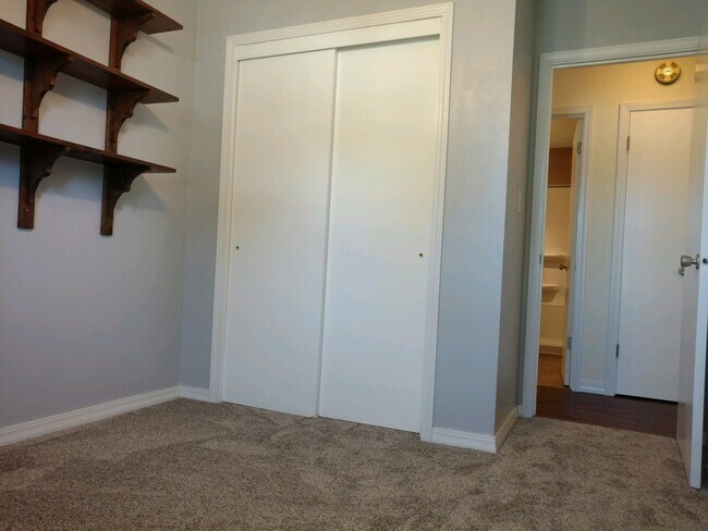 Building Photo - Charming 4 Bed / 1 Bath Ranch – Now Available!