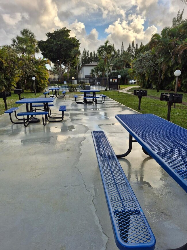 Building Photo - 560 SE 2nd Ave