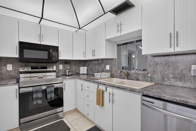 Building Photo - 2304 Lucaya Ln