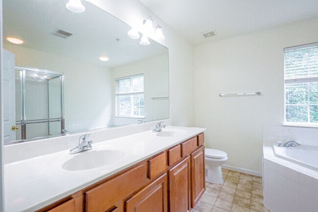 Building Photo - Lovely 3 BR/2 Full BA 2Half BA Townhome in...