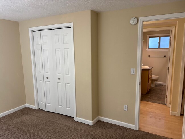 Building Photo - Downtown NW Bend Home Close to the River