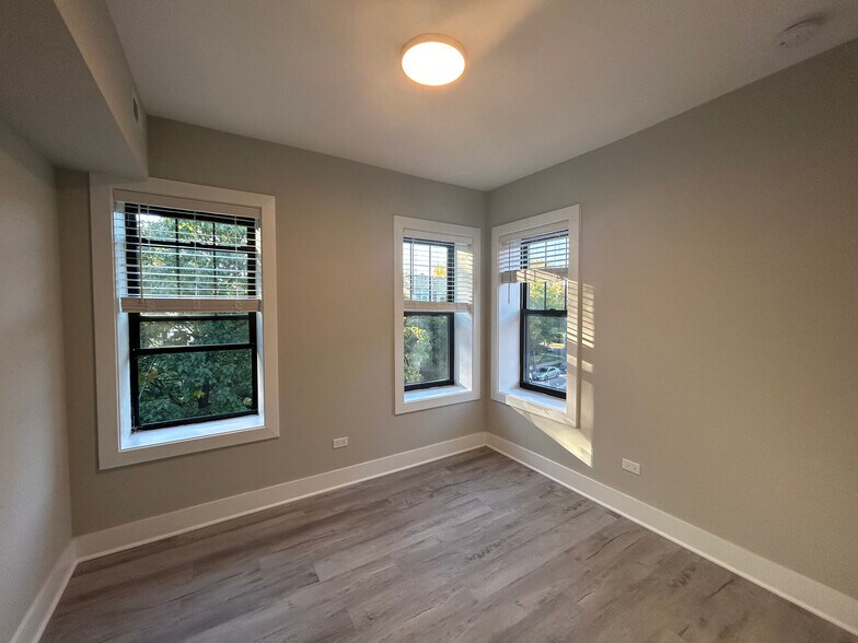 Building Photo - 1131 Oak Ave