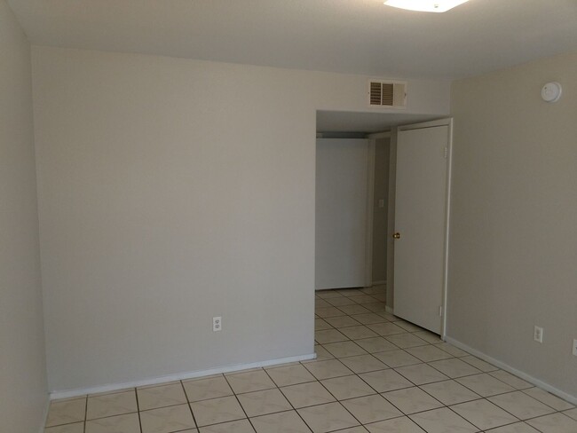 Building Photo - 2 bedroom, 2 bathroom Canyon Willows Condo