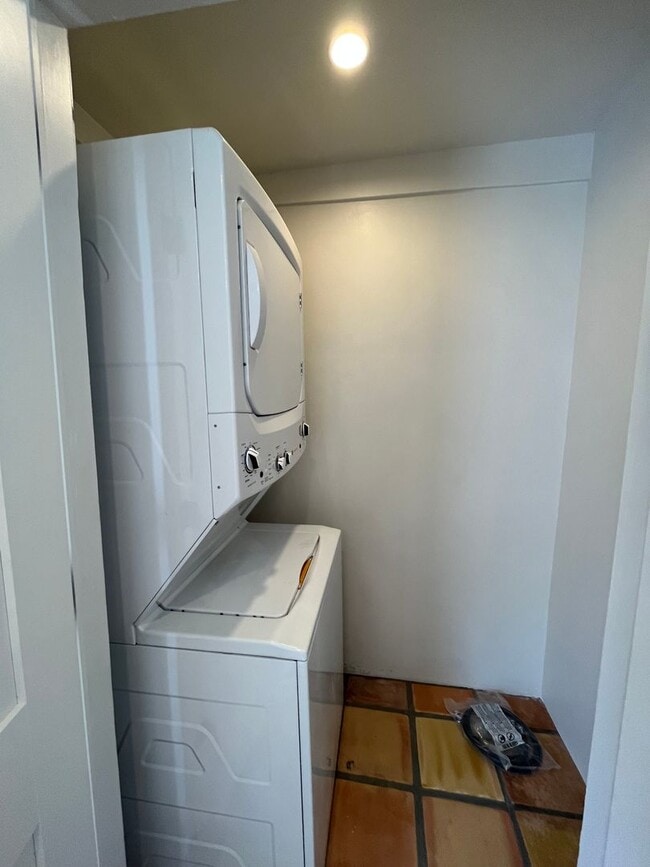 Building Photo - 260 N Alvarado St