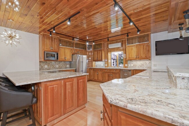 Building Photo - Luxury Riverfront Home