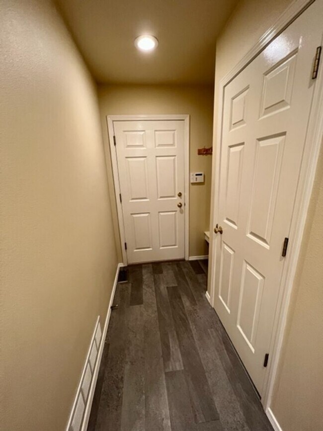 Building Photo - Updated 3 Bedroom Condo!