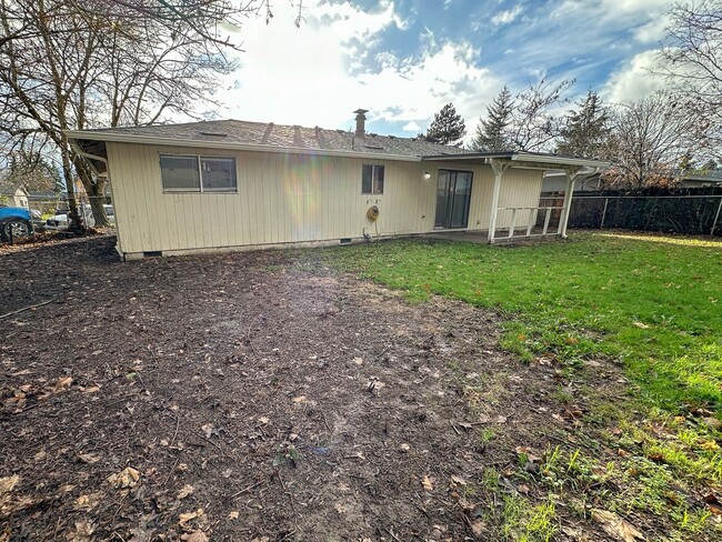 Building Photo - Single Level Salem Home with Fenced Backya...